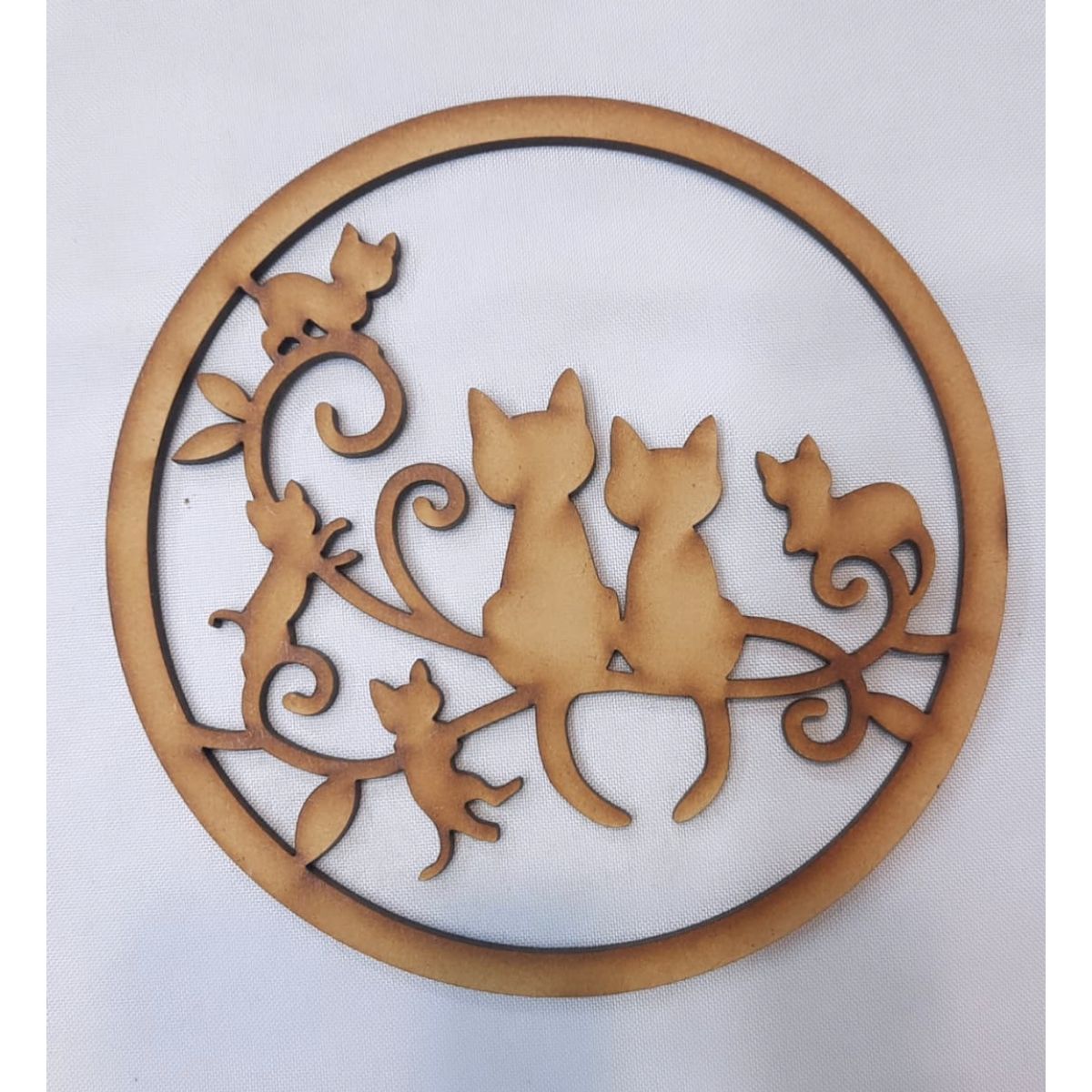GENERICO - Familia de Gatos MDF color natural 15 cm diámetro.