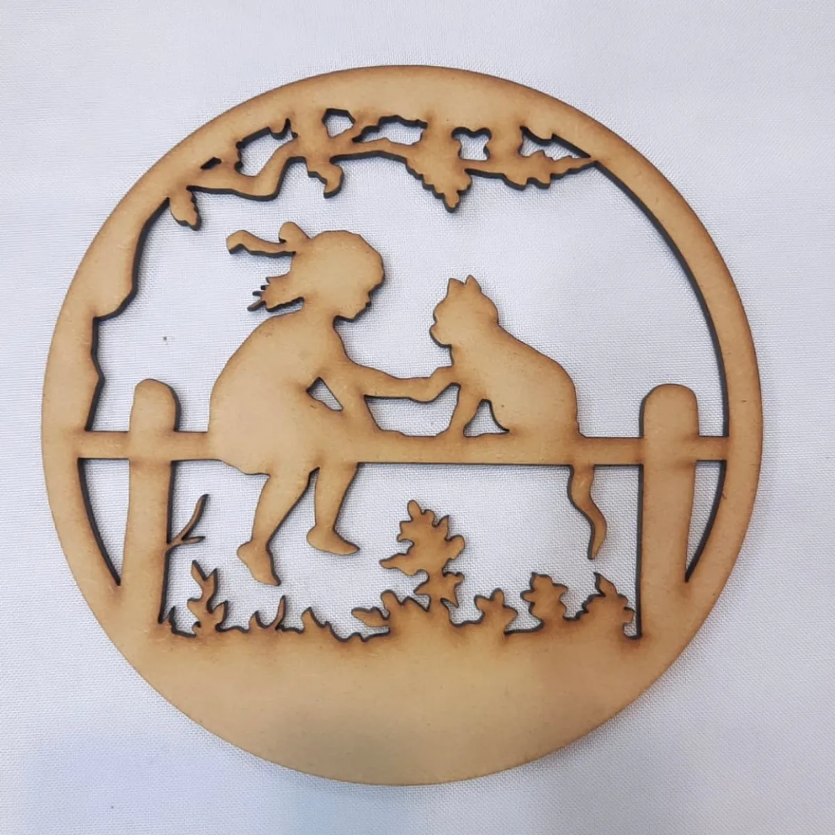 GENERICO - Niña con Gato MDF color natural 30 cm diámetro.