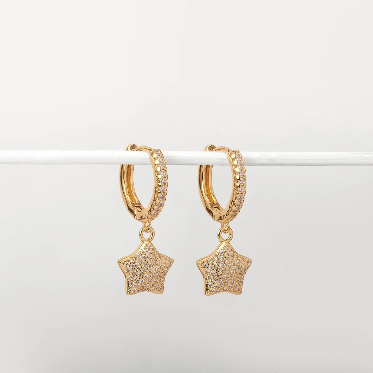 BY LAS CAYETANAS - Aros argollas FRIDA con Estrella blanca microcristales