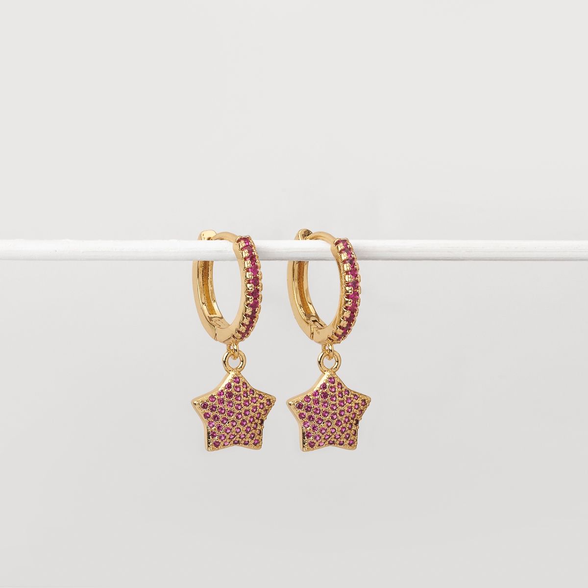 BY LAS CAYETANAS - Aros argollas FRIDA con Estrella fucsia microcristales