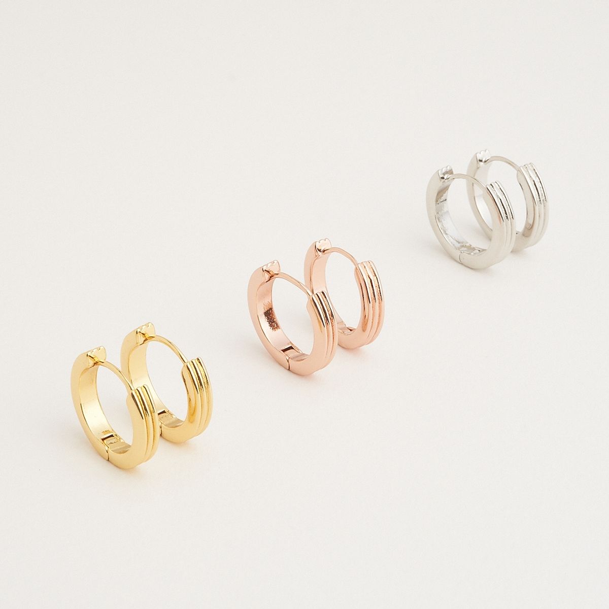 BOAZ JOYAS - ARGOLLAS BRUNA 20MM BAÑADAS EN ORO BLANCO