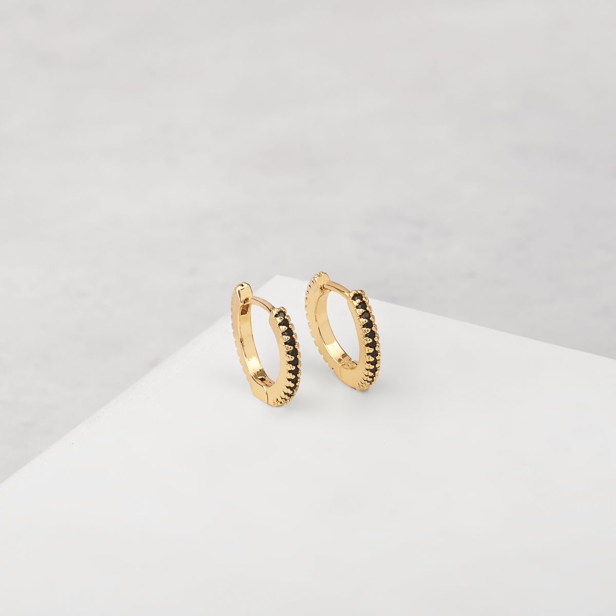 BY LAS CAYETANAS - Aros argollas GRETA con microcristales negros