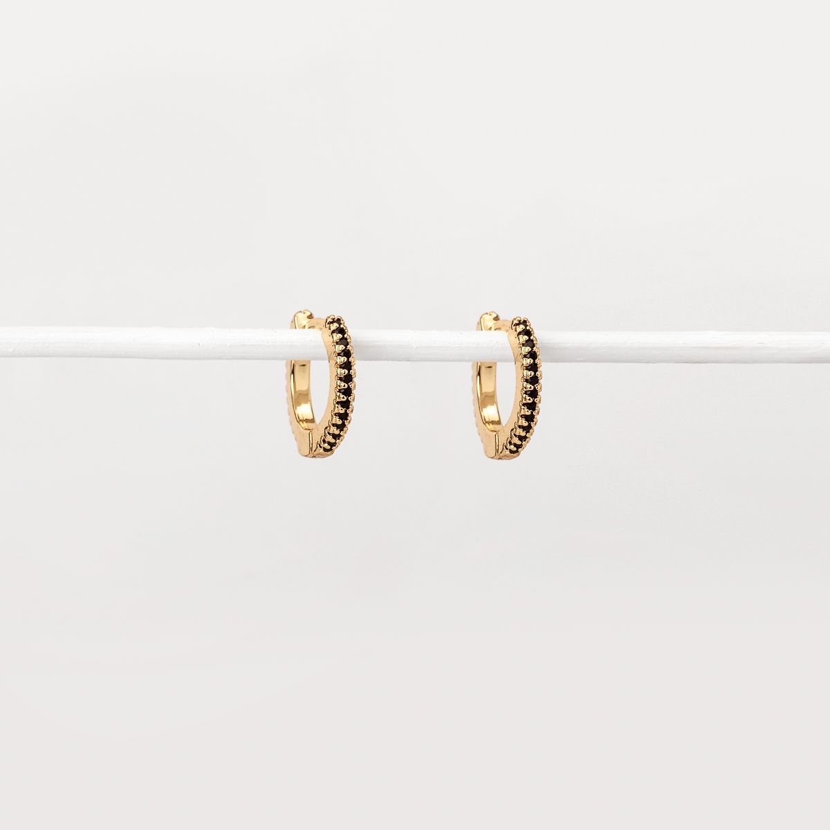 BY LAS CAYETANAS - Aros argollas GRETA con microcristales negros
