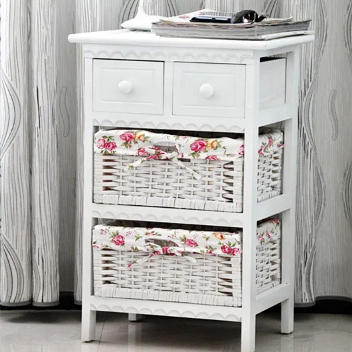 GENERICO - MESA DE NOCHE  BLANCO LACADO CON DOS CANASTOS FORRADO FLORES