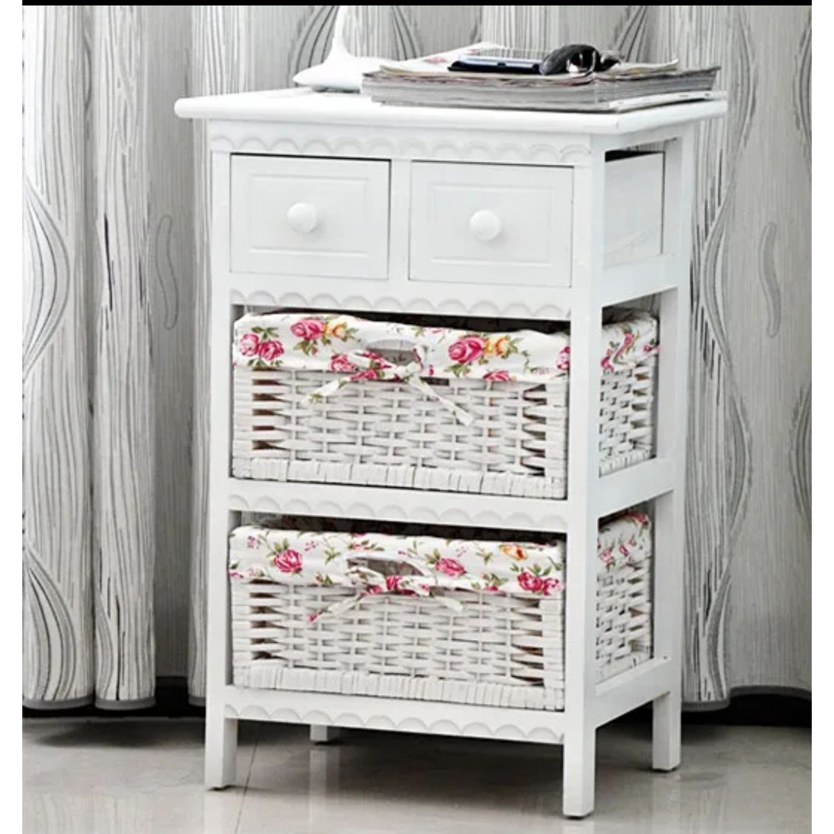 GENERICO - MESA DE NOCHE  BLANCO LACADO CON DOS CANASTOS FORRADO FLORES