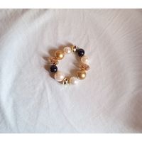 Pulsera Fantasia Perlas Doradas Blancas y Negras