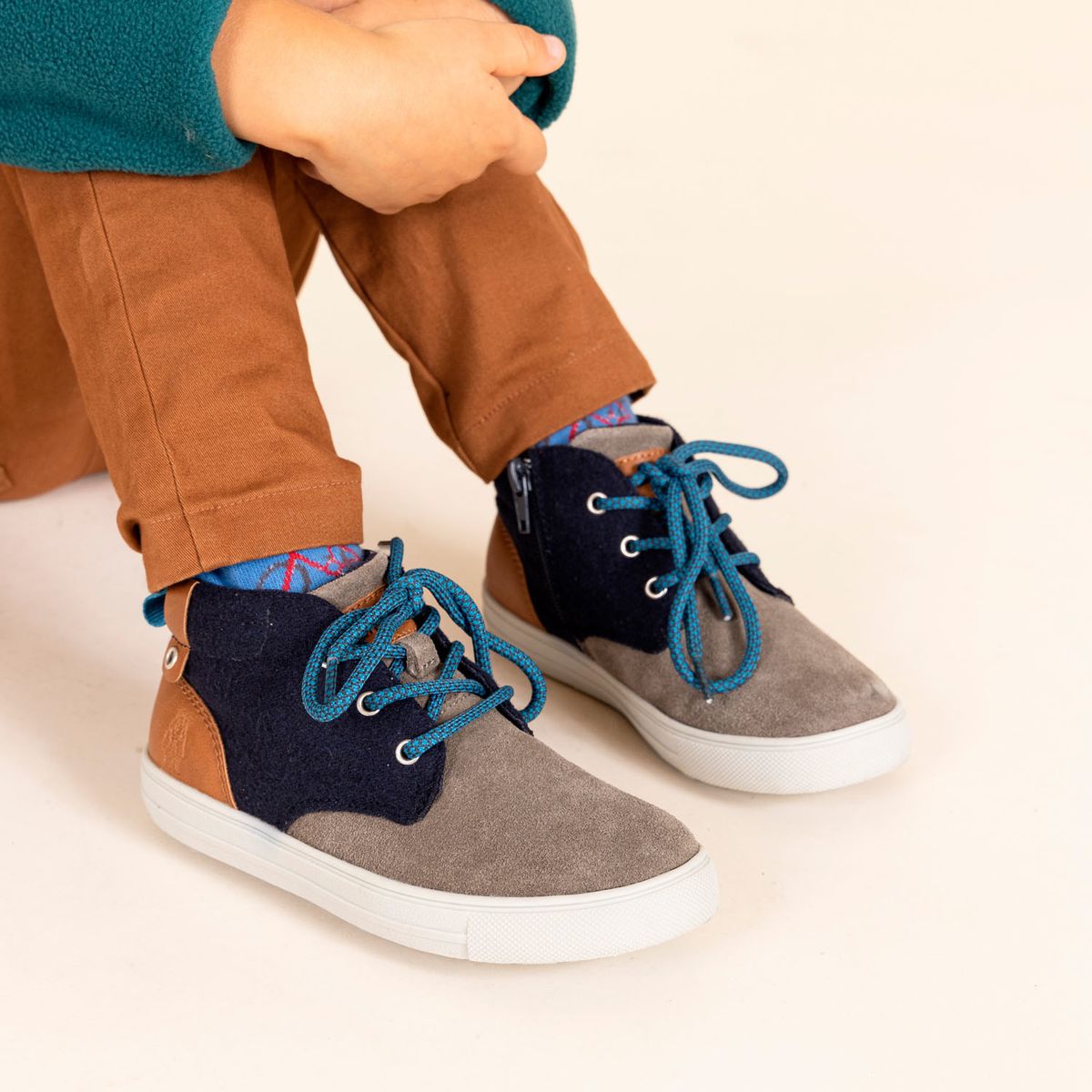 HUSH PUPPIES - Botín Cuero Niño Connor-K Café HUSH PUPPIES
