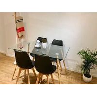 COMEDOR 120X80 DE VIDRIO + 4 SILLAS TULIP NEGRAS