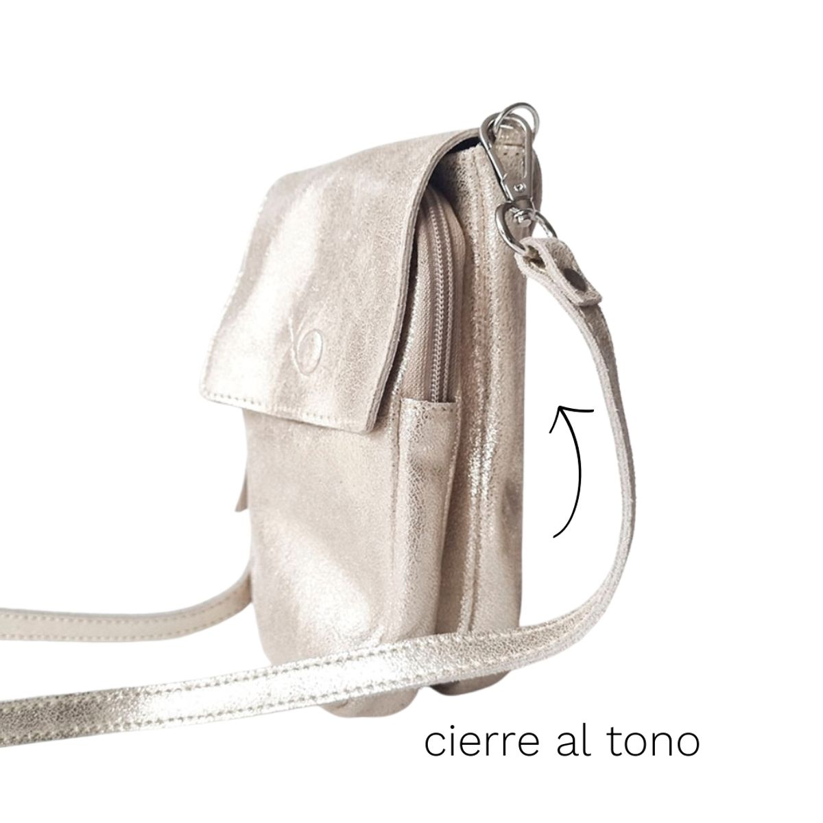 XO ACCESORIOS - Turin Cartera Bandolera Cuero Dorado Brillo Correa Clásica