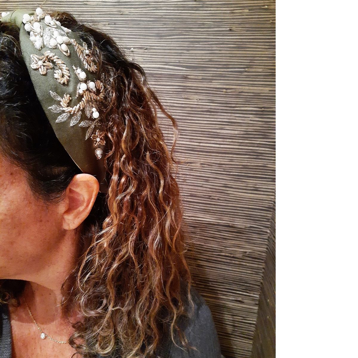 VANE COLLECTION - Cintillo mujer blanco bordado a mano verde dorado y perlas