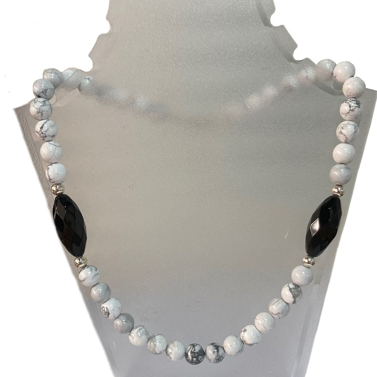 TAETHAI - Collar de piedras Howlitas con Ónix