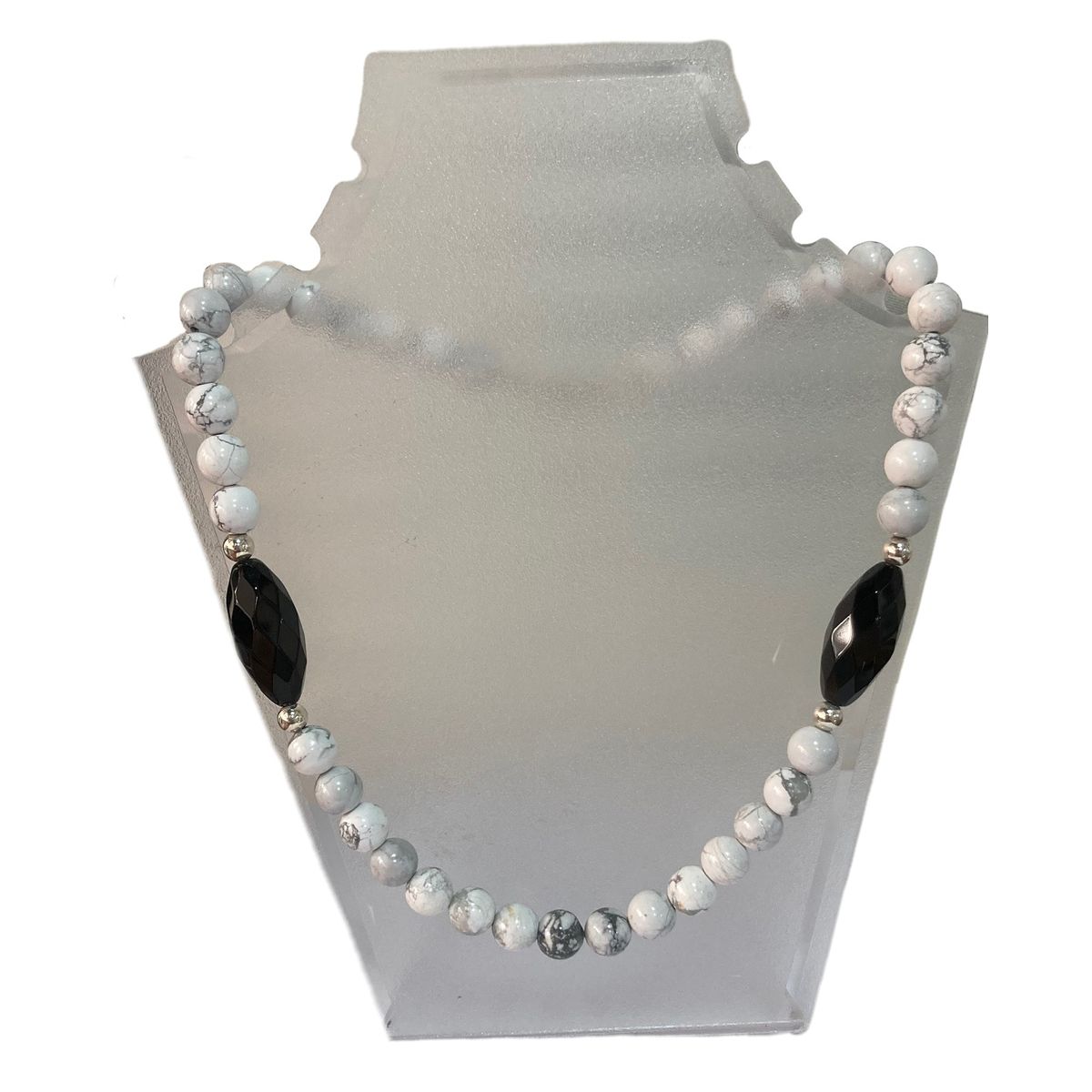 TAETHAI - Collar de piedras Howlitas con Ónix