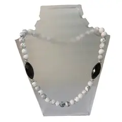 TAETHAI - Collar de piedras Howlitas con Ónix