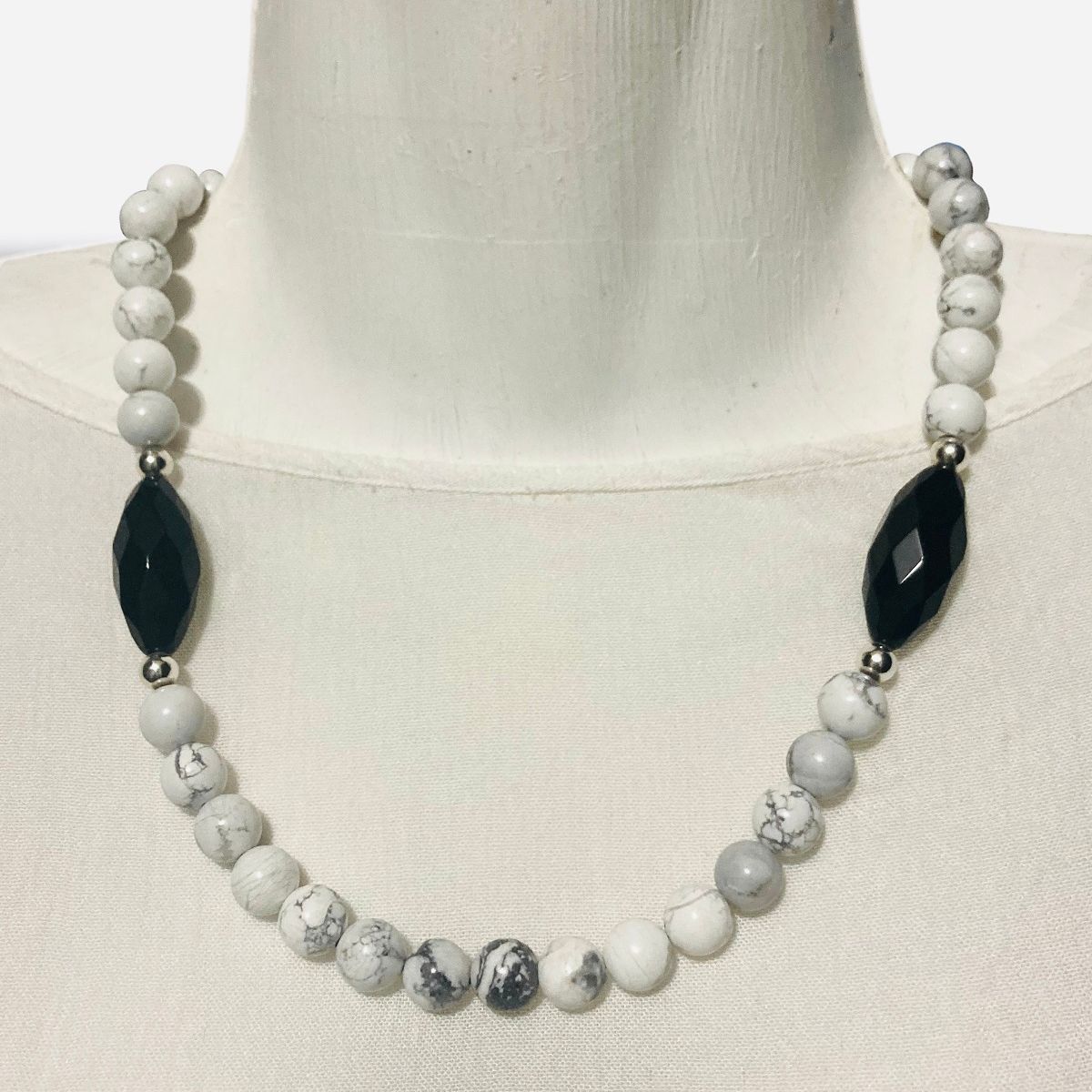 TAETHAI - Collar de piedras Howlitas con Ónix