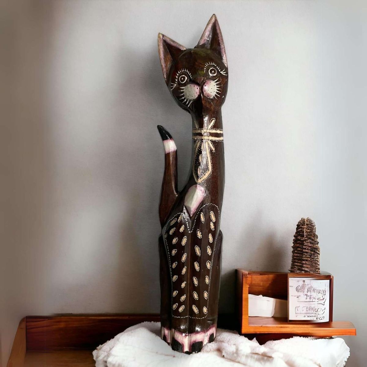 HOME ESSENTIALS - Gato madera artesanal 60 cm negro