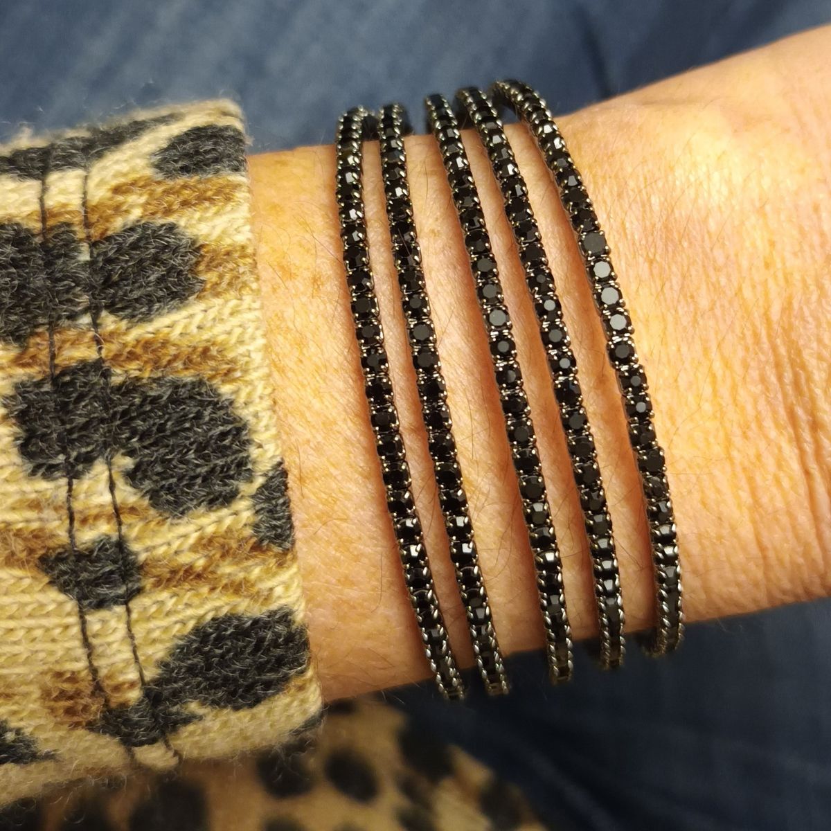 VANE COLLECTION - Pulsera esclava mujer fina abierta liviana circones en negro