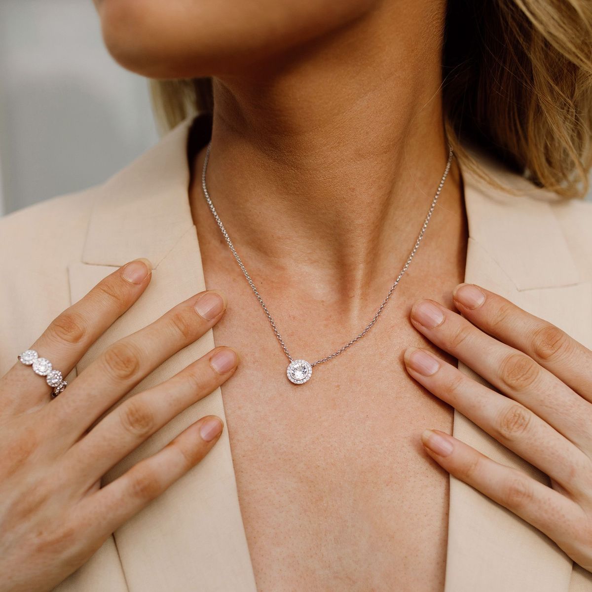 BLOOM CRYSTAL - Colgante Angelical con Cristales Transparentes en Rodio