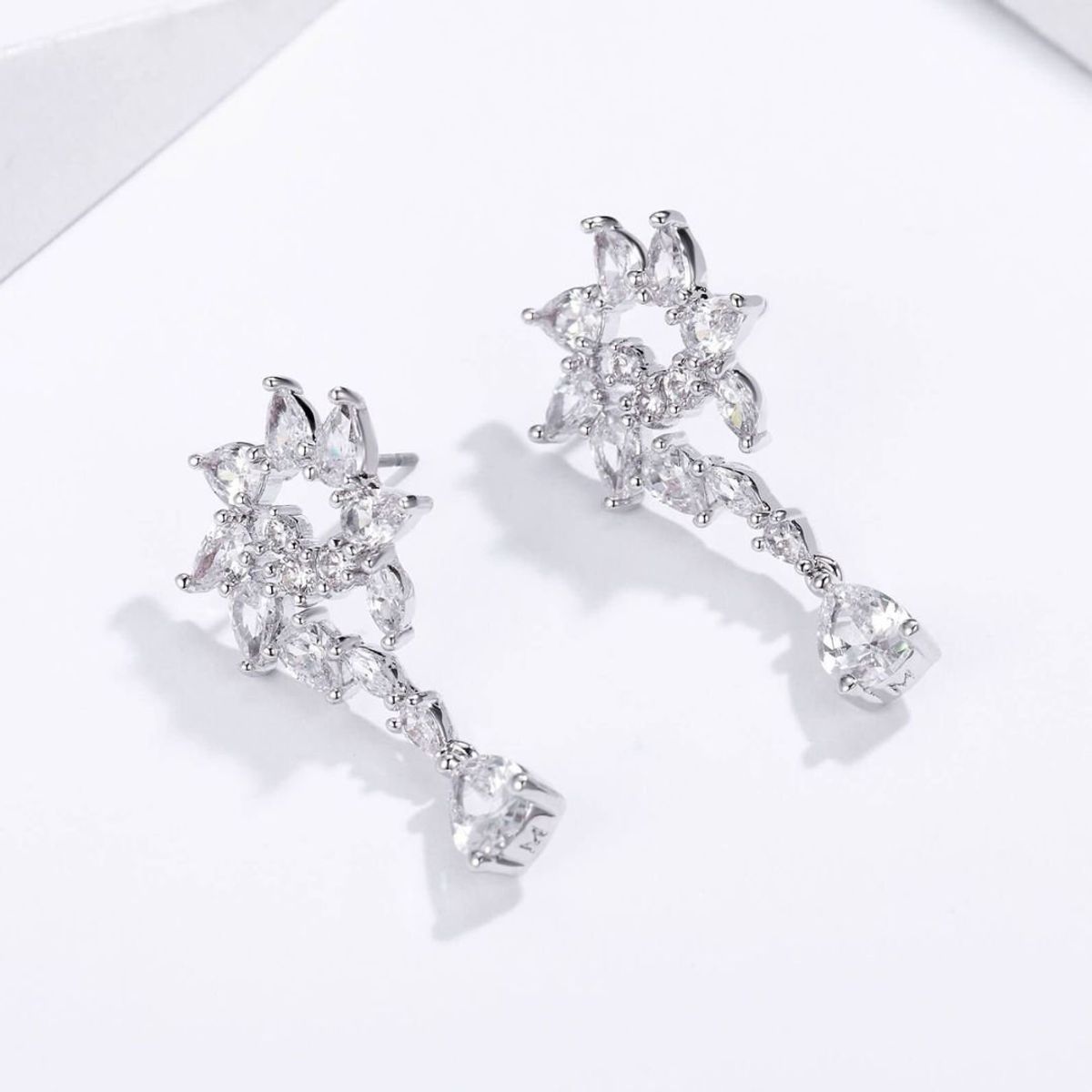 BLOOM CRYSTAL - Aros colgantes Spiral con cristal de Swarovski baño en rodio