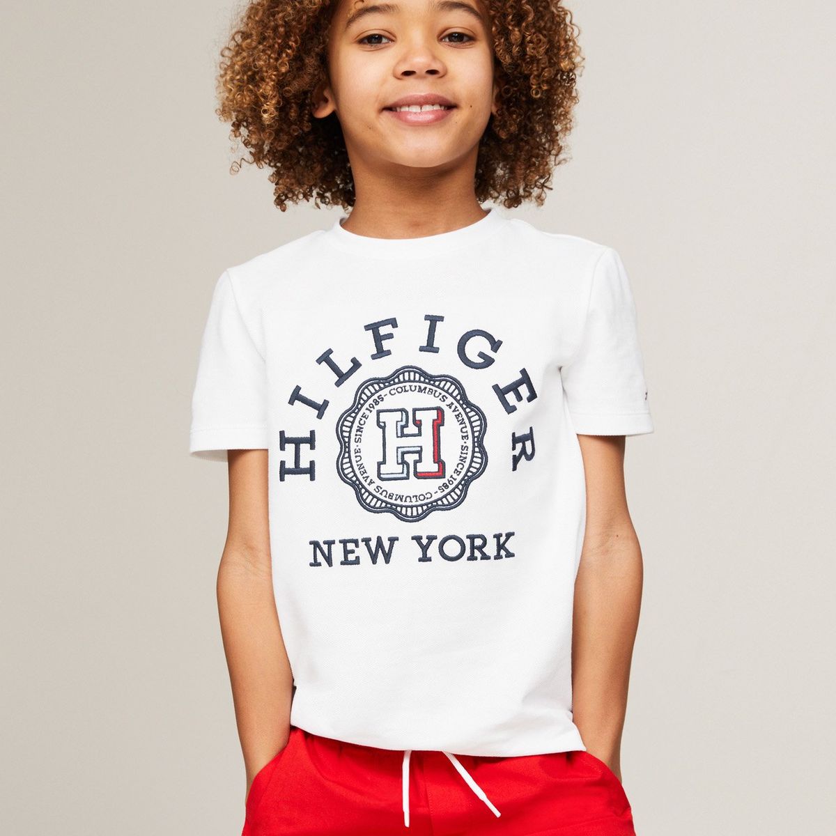TOMMY HILFIGER - Polera Con Escudo Archive Blanco Tommy Hilfiger