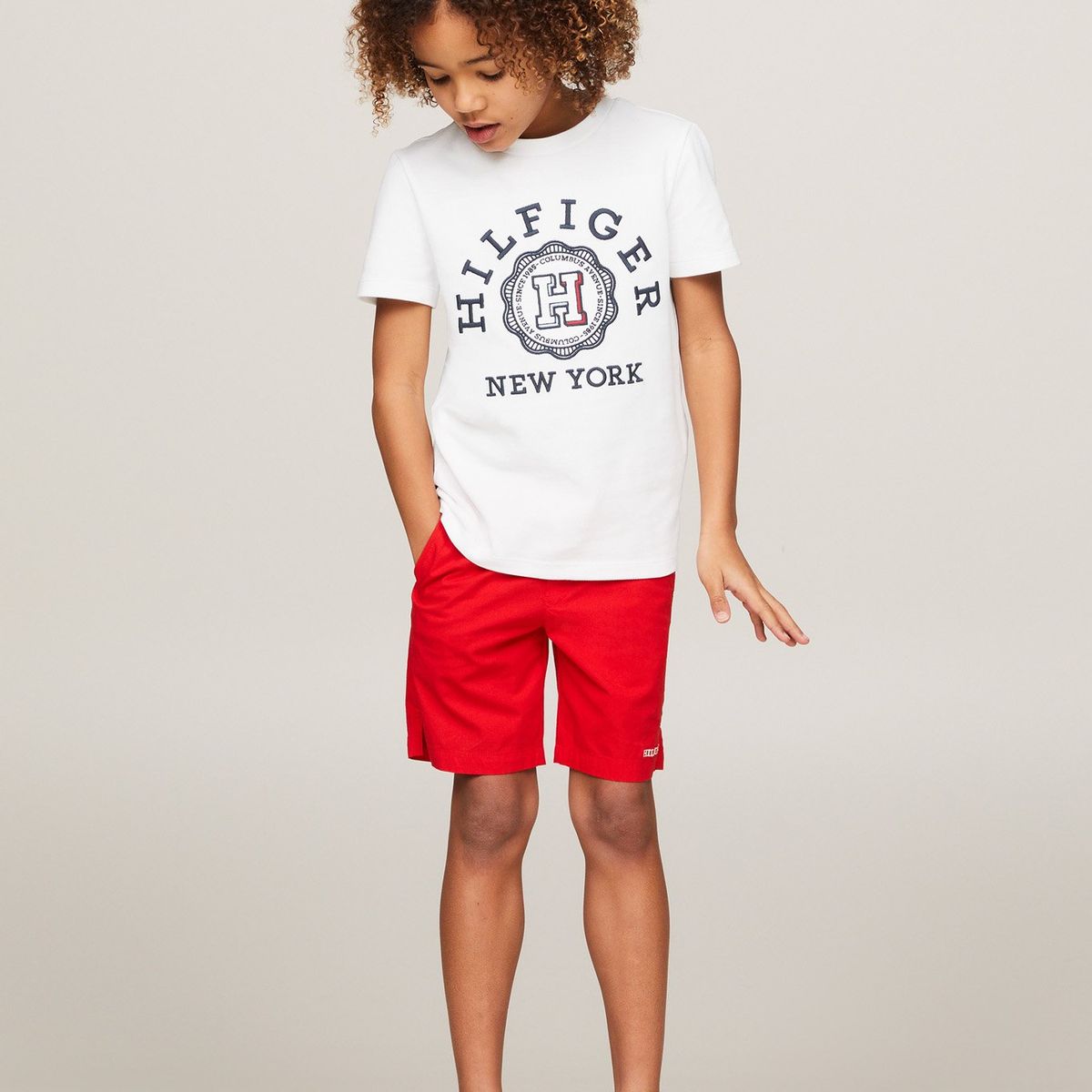 TOMMY HILFIGER - Polera Con Escudo Archive Blanco Tommy Hilfiger