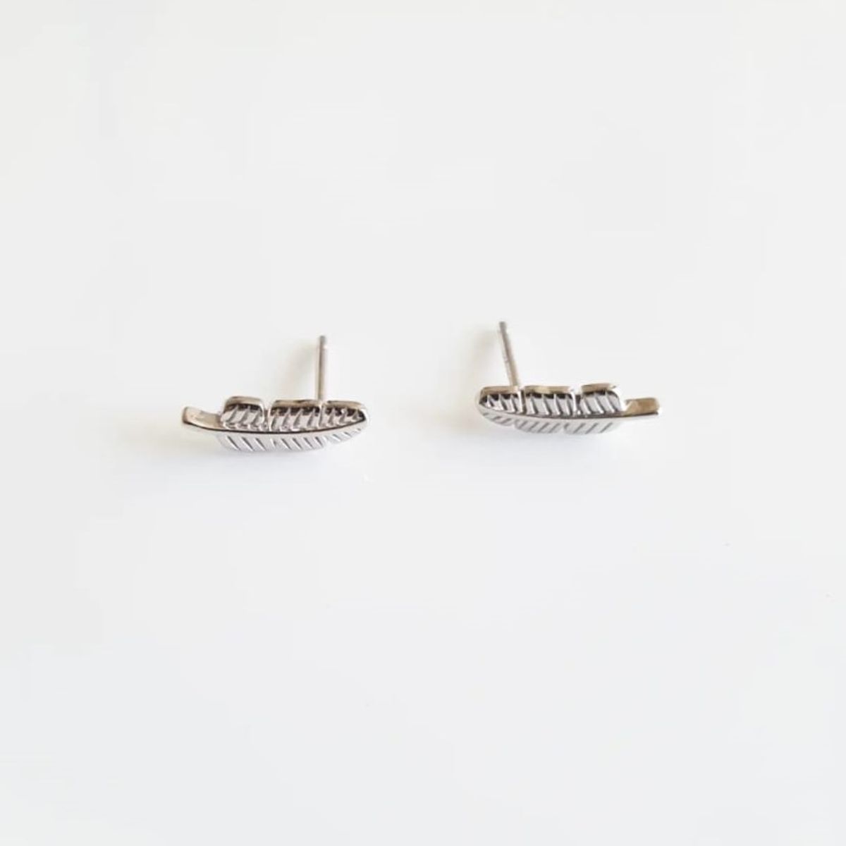 JOYAS VALDES GARCIA - Aros pluma plata o baño oro