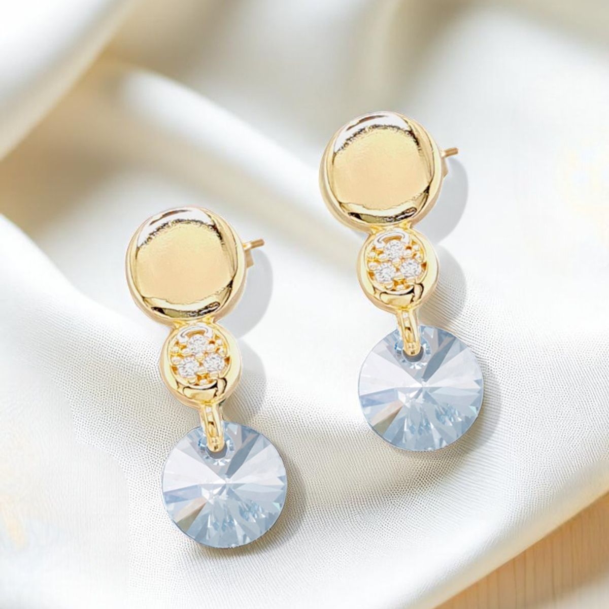 JOYAS MONTERO - Aros Punto De Luz Gold 24K creado con cristales de Swarovski® Blue Shade