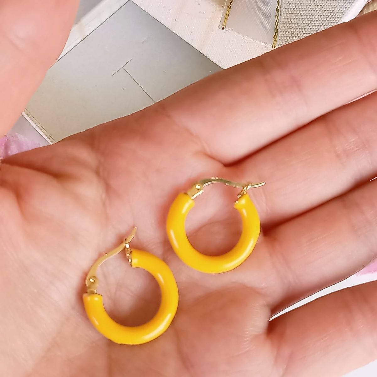 ELBAULDEJUMA - Argollas Hoop color neon brillantes pendientes chapado oro 18kl