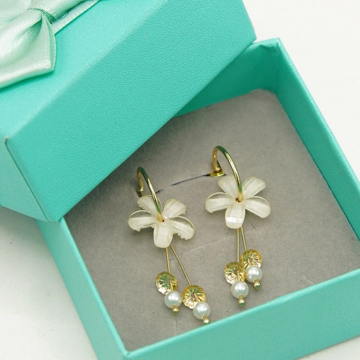 ELBAULDEJUMA - Aros dorados estilo coreano flor blanca