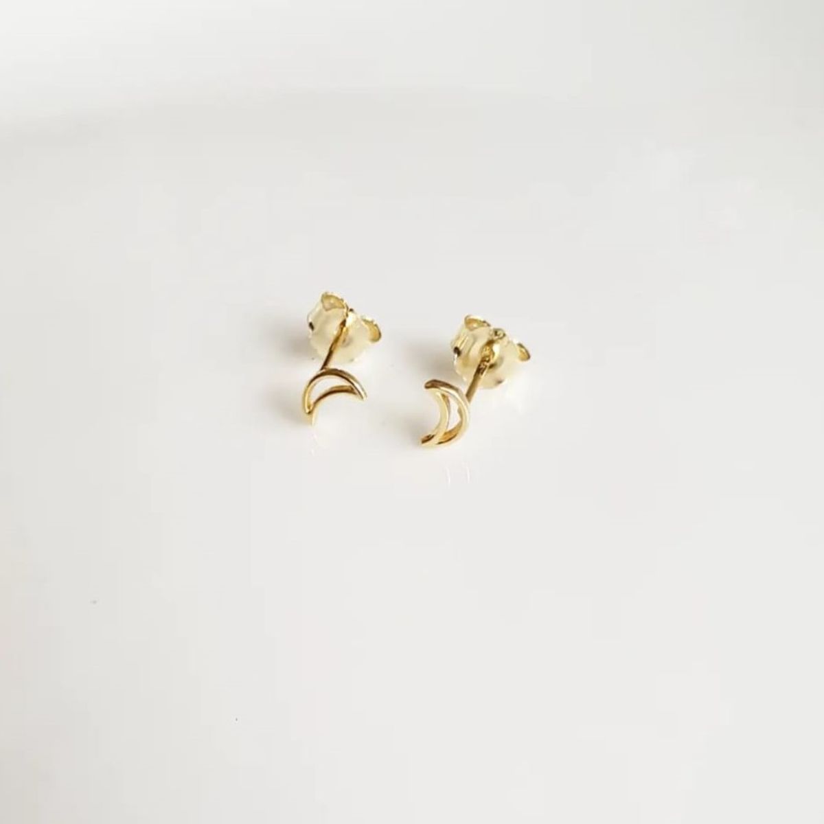 JOYAS VALDES GARCIA - Aros luna mini solo contorno baño oro