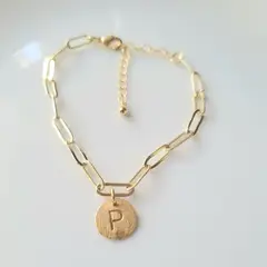 JOYAS VALDES GARCIA - Pulsera eslabones con medalla letra P baño oro