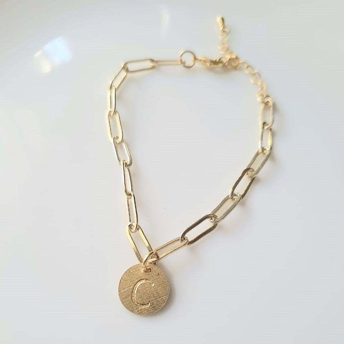 JOYAS VALDES GARCIA - Pulsera eslabones con medalla letra C baño oro