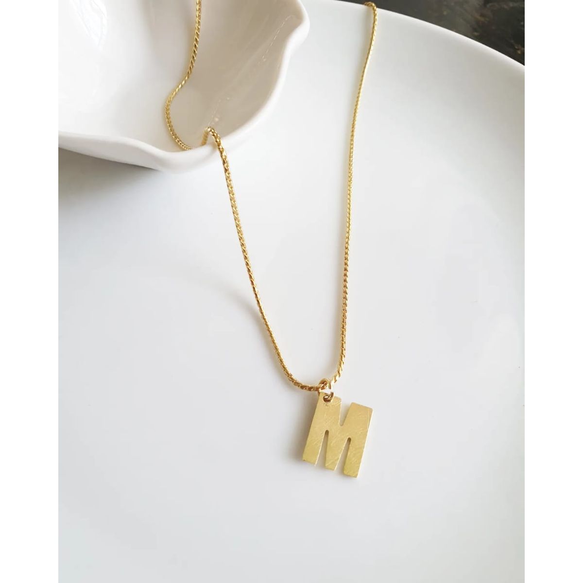 JOYAS VALDES GARCIA - Collar con letra M baño oro