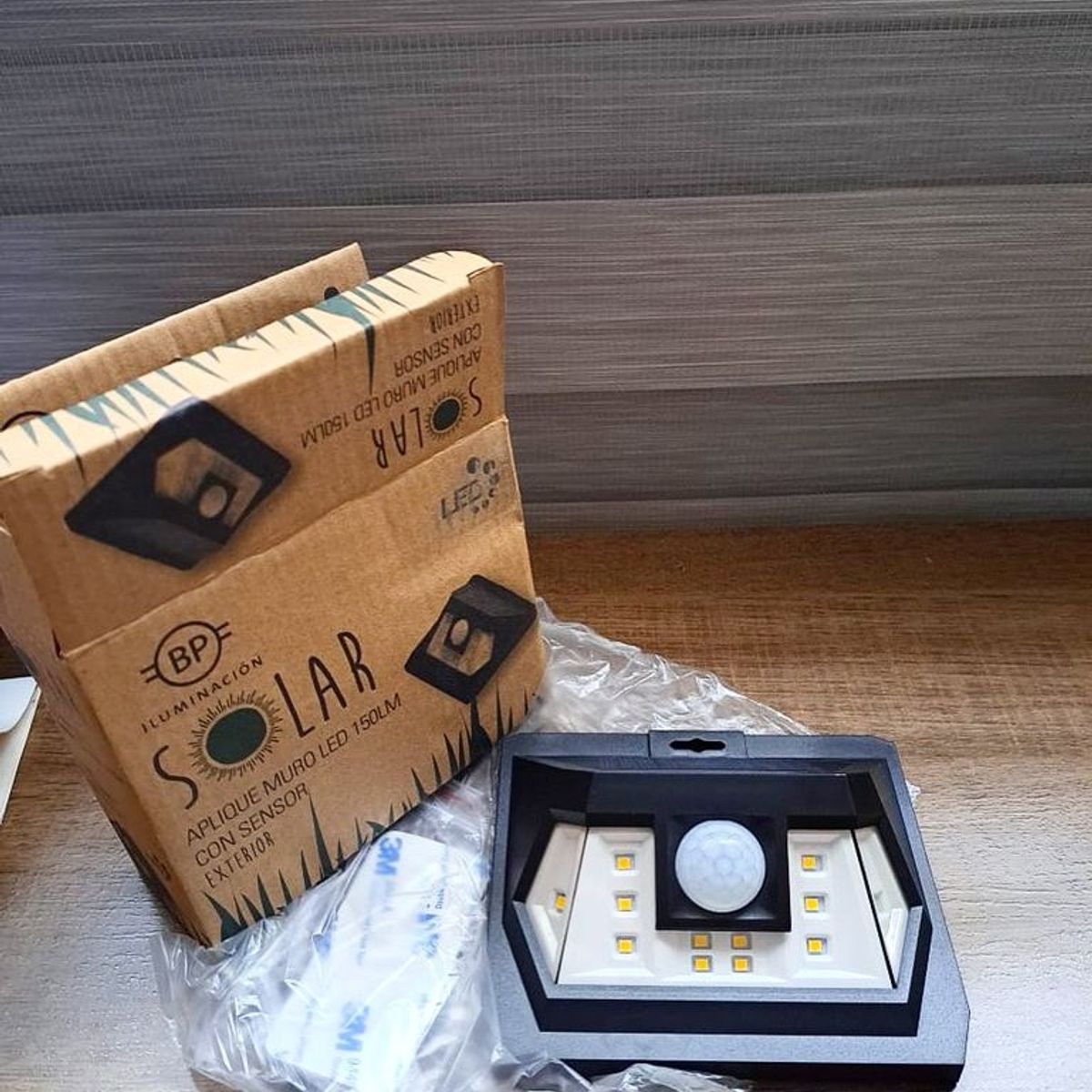 BYP - APLIQUE A MURO EXTERIOR SOLAR LED CSENSOR