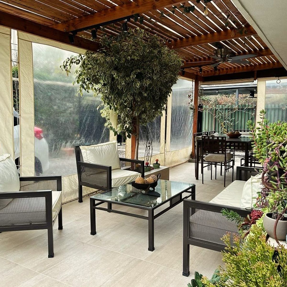 MUEBLES Y TERRAZAS - Cómodo living de terraza modelo cuadrado malla completa