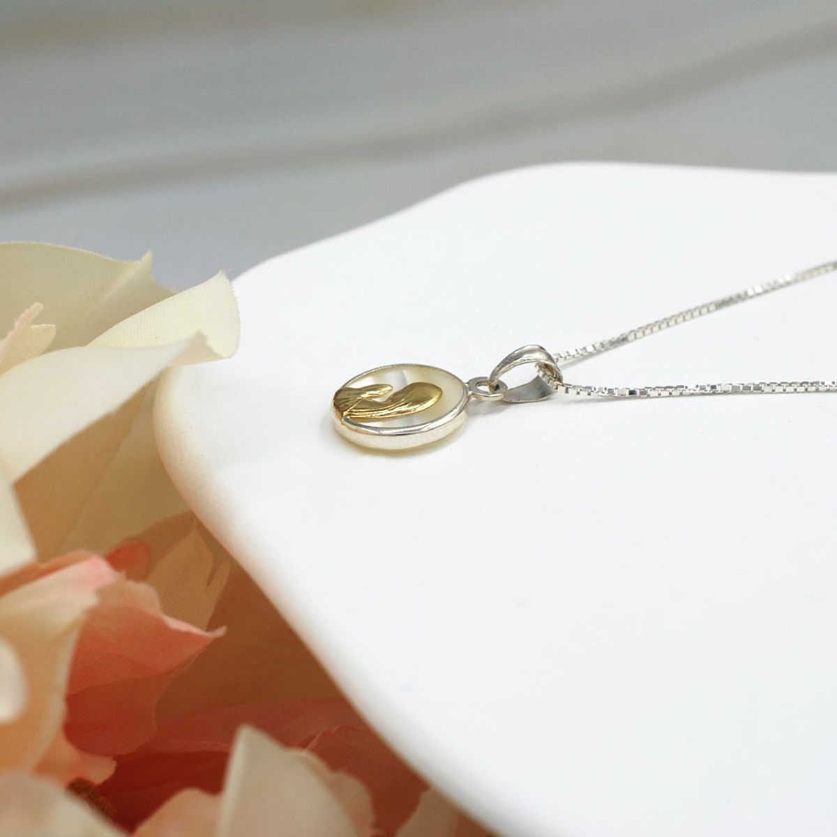 ELLA JOYAS - Conjunto Virgen Niña Plata Nacar Dublee