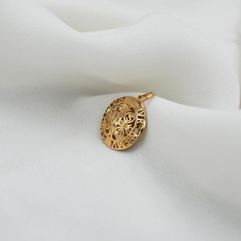 ELLA JOYAS - Colgante San Benito Troquelado Oro 18k Amarillo - 18 mm