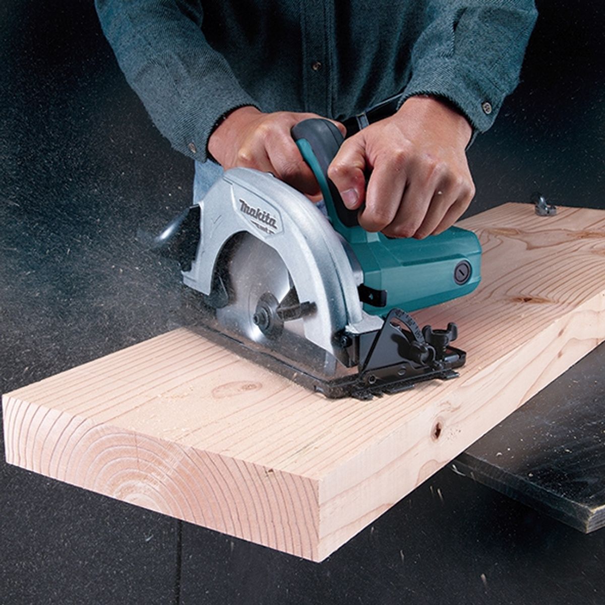 MAKITA - Sierra Circular 190mm 7-12 Makita 1050W M5802B