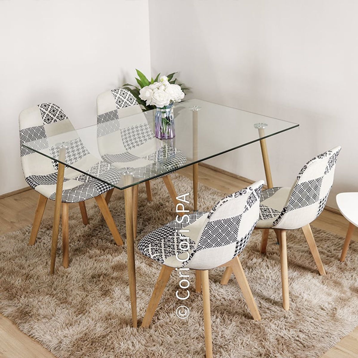 CORI CORI - Juego de Comedor Vidrio 130 x 80cm + 4 Patchwork Wood Chess