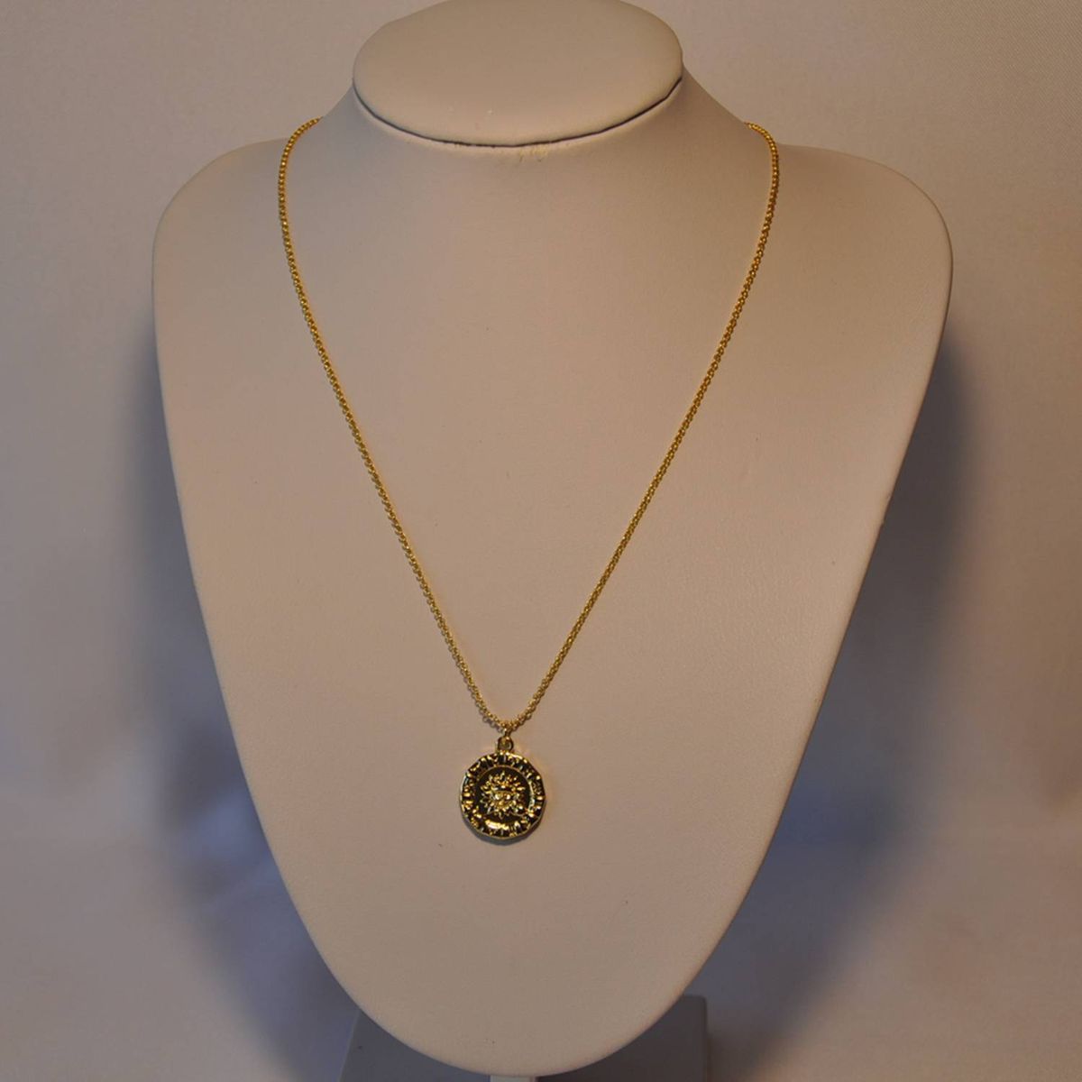 CAT JOYAS - Cadena enchapada en oro con colgante de sol