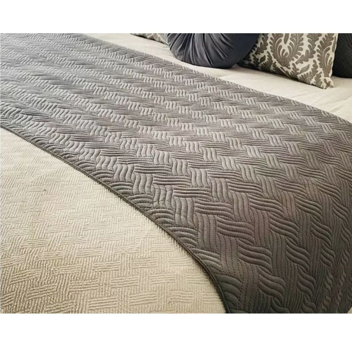 GENERICO - Piecera De Cama Plush Trenzas 210x70cm