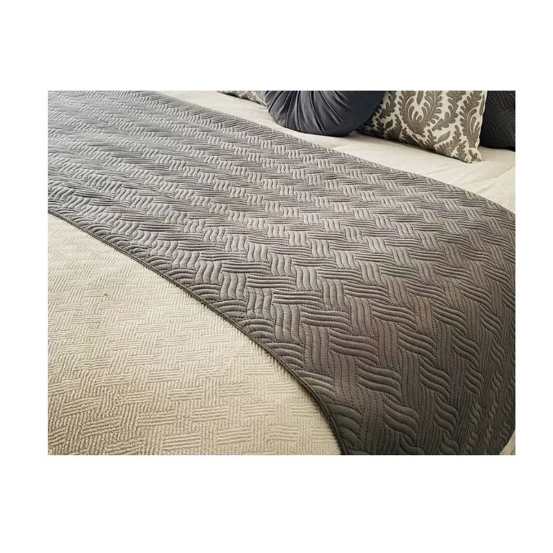GENERICO - Piecera De Cama Plush Trenzas 210x70cm
