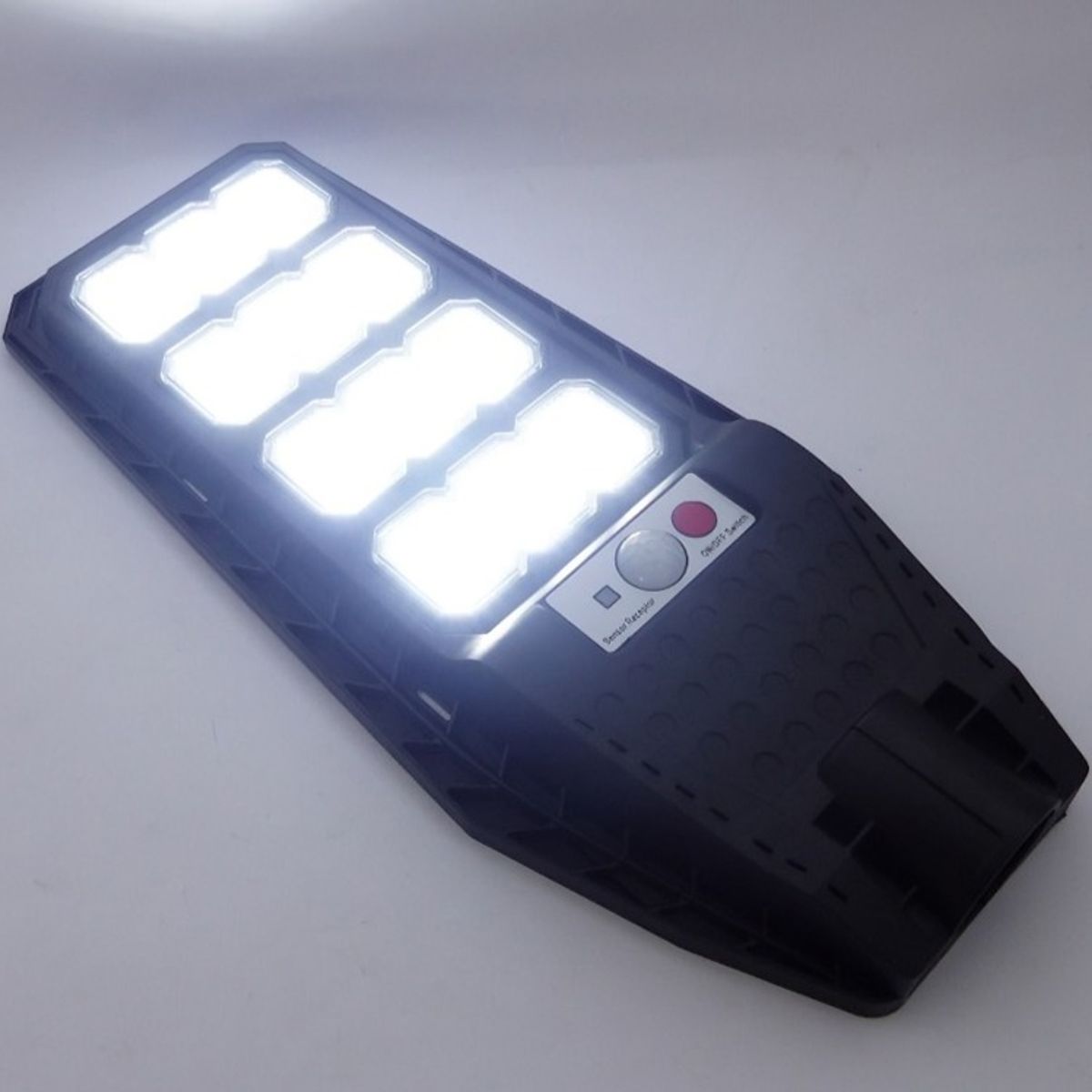 OEM - FOCO CON BRAZO SOLAR 200W PVC 144 LED 12 PLACAS CON CONTROL SENSOR