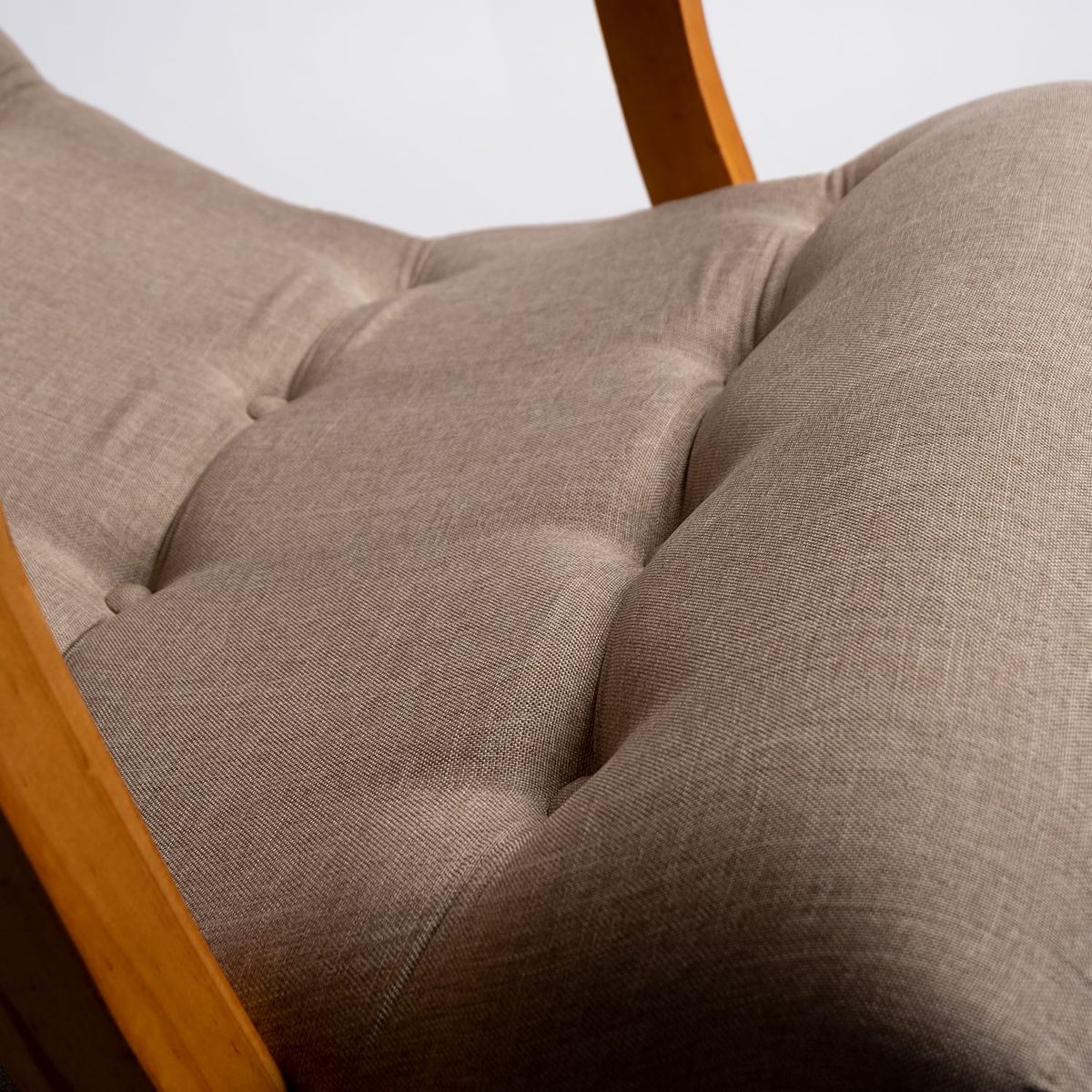 DISEÑOS VALESTRINI - SILLA MECEDORA CON APOYA BRAZO LINO BEIGE