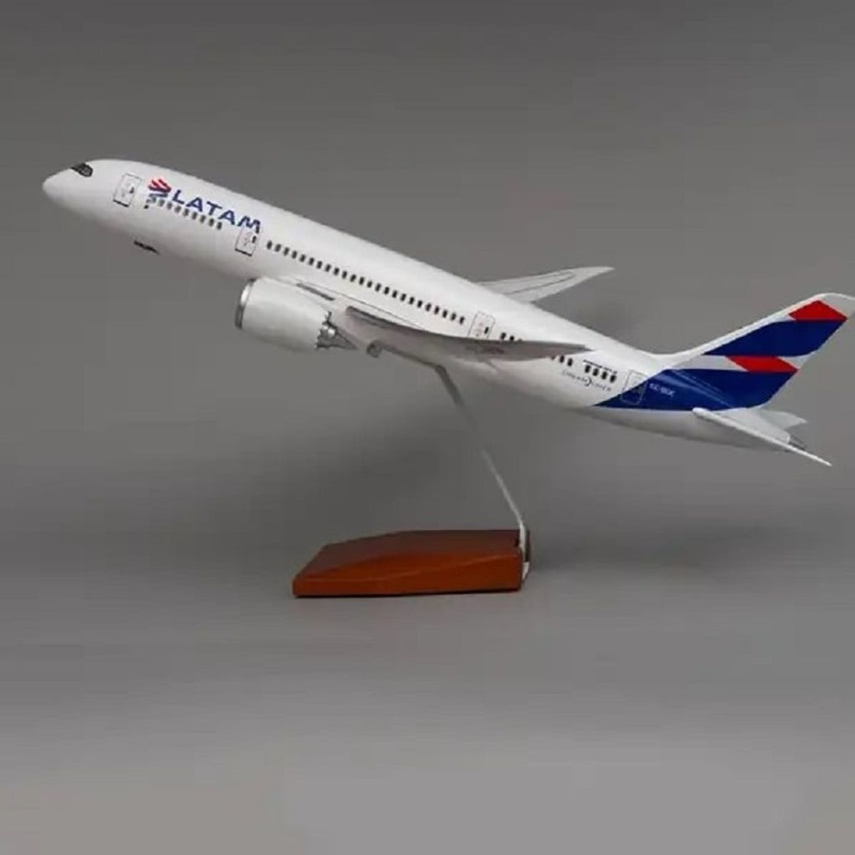 GENERICO - Boeing 787 "LATAM", 42 cms., sin ruedas.