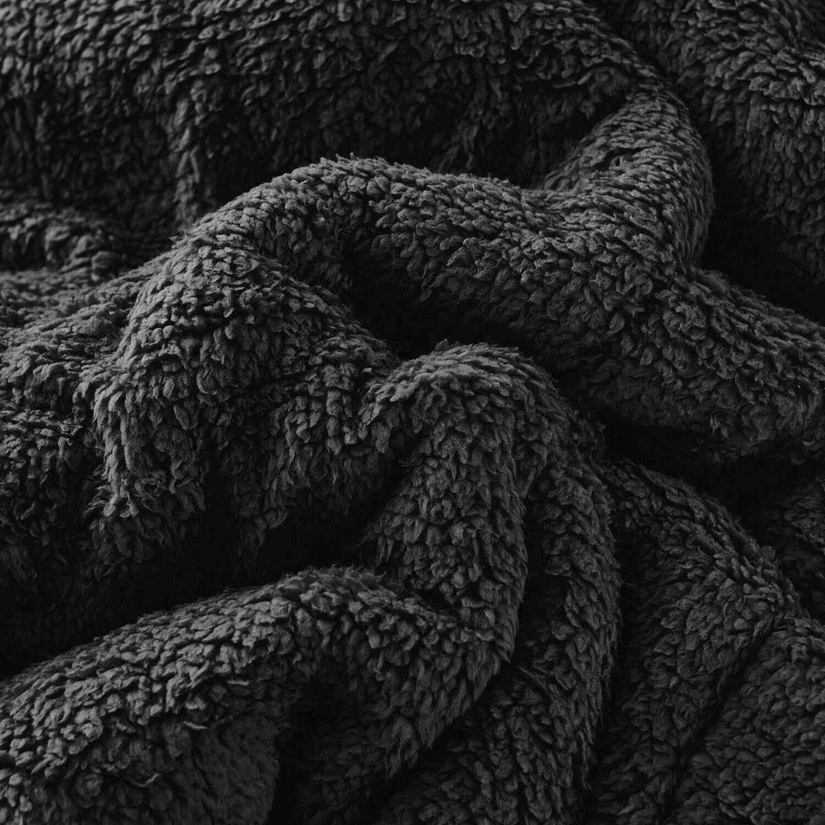 DIANA - COBERTOR PLUSH NEGRO UNICOLOR LISO  CON CHIPORRO  2 PLAZA