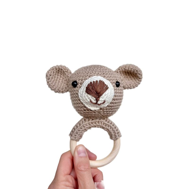 OLIVER & CLARA - Sonajero amigurumi oso