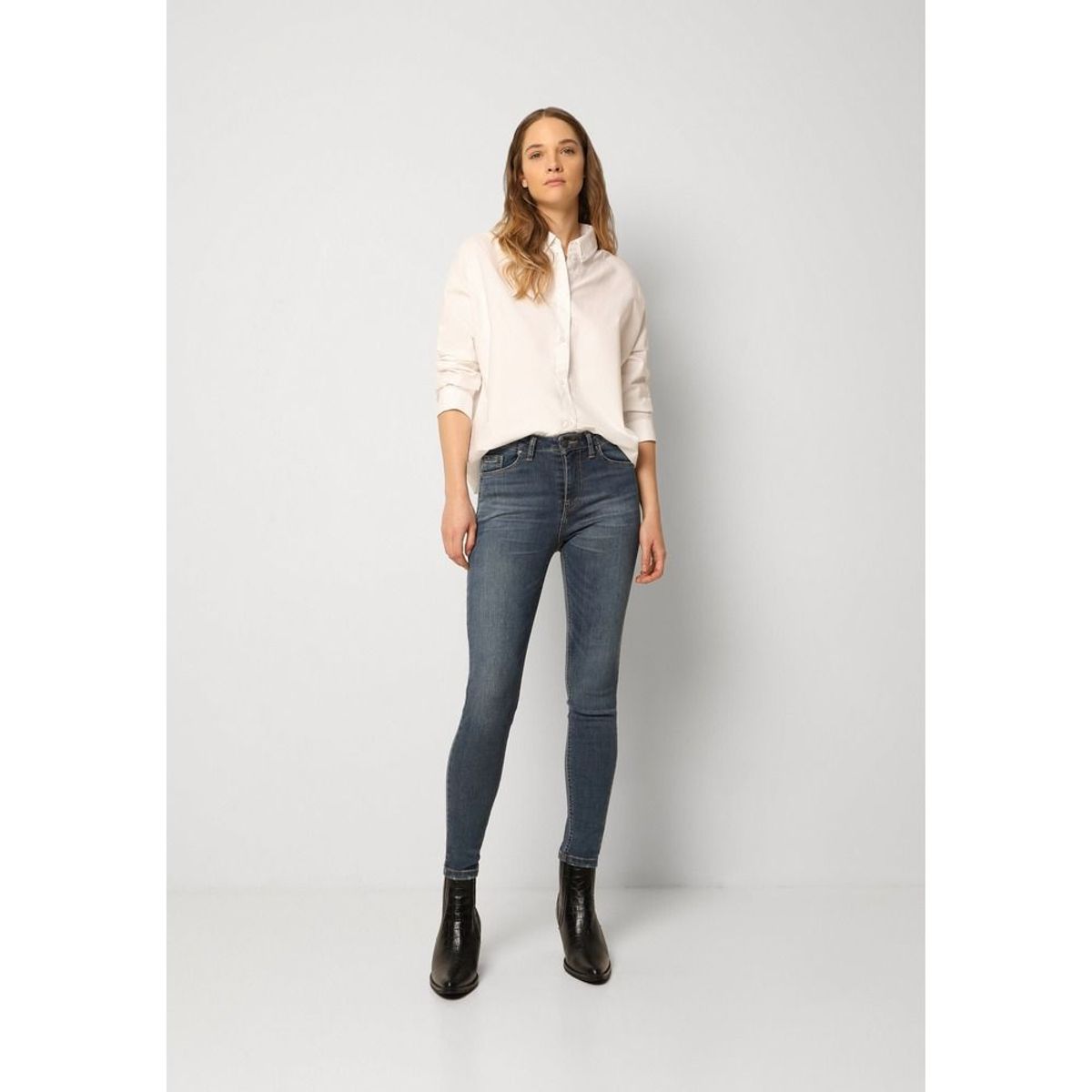 SCALPERS - Jeans Pitillo Tachuelas Indigo