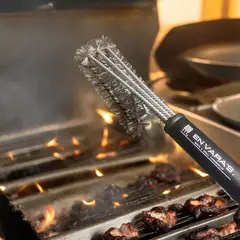 EN VARA'S MEATS & GRILL - Cepillo de Limpieza para Parrilla Black XL En Vara’s Meats & Grill