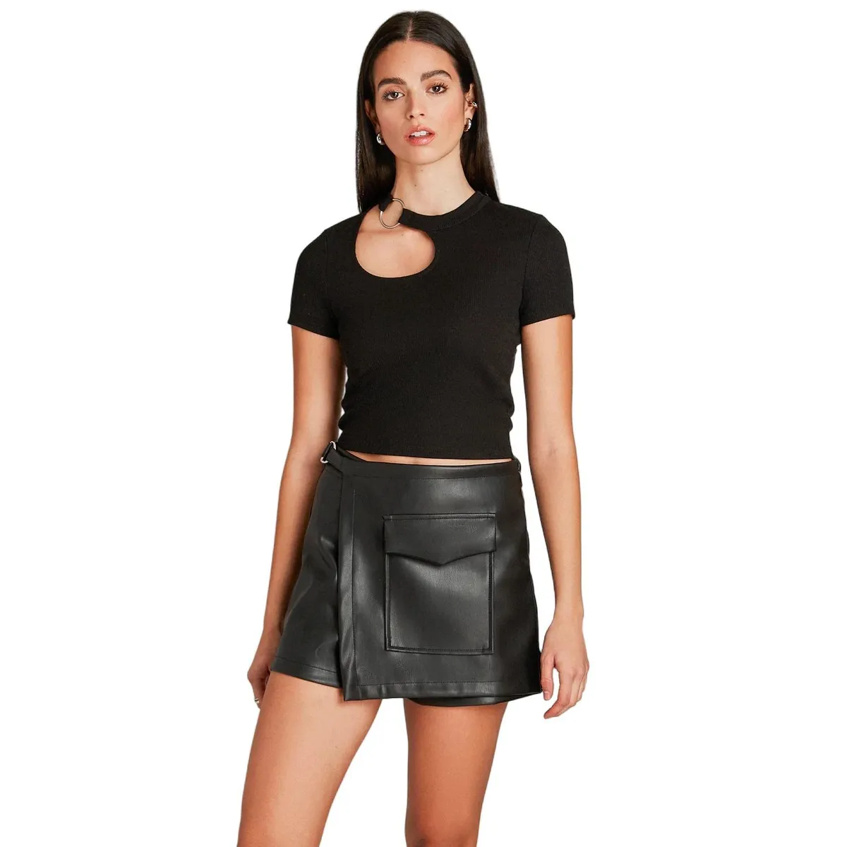 ACUARELA - Polera Negro Con Detalle En Cuello