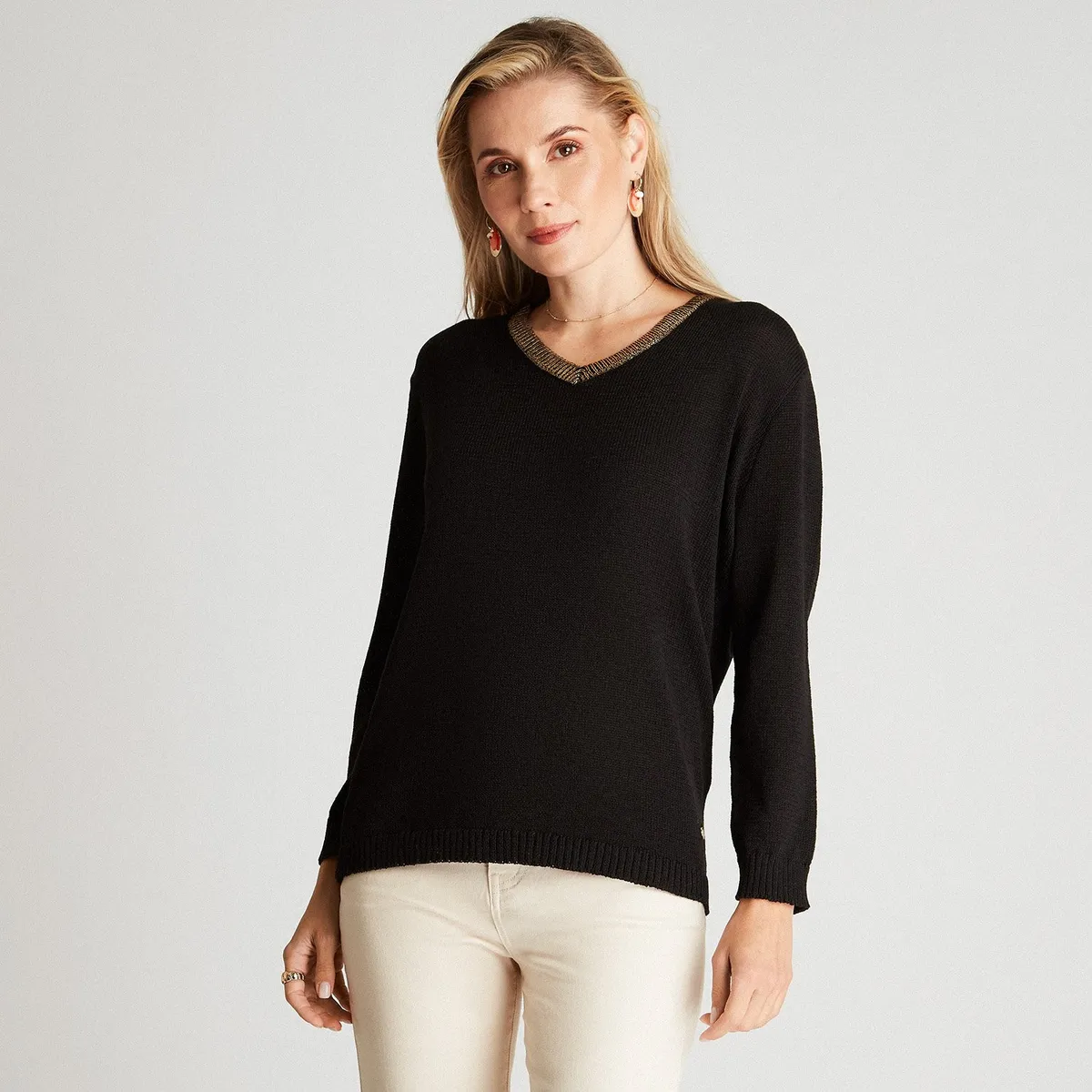 CURVI - Sweater Negro Manga Larga Cuello V CURVI